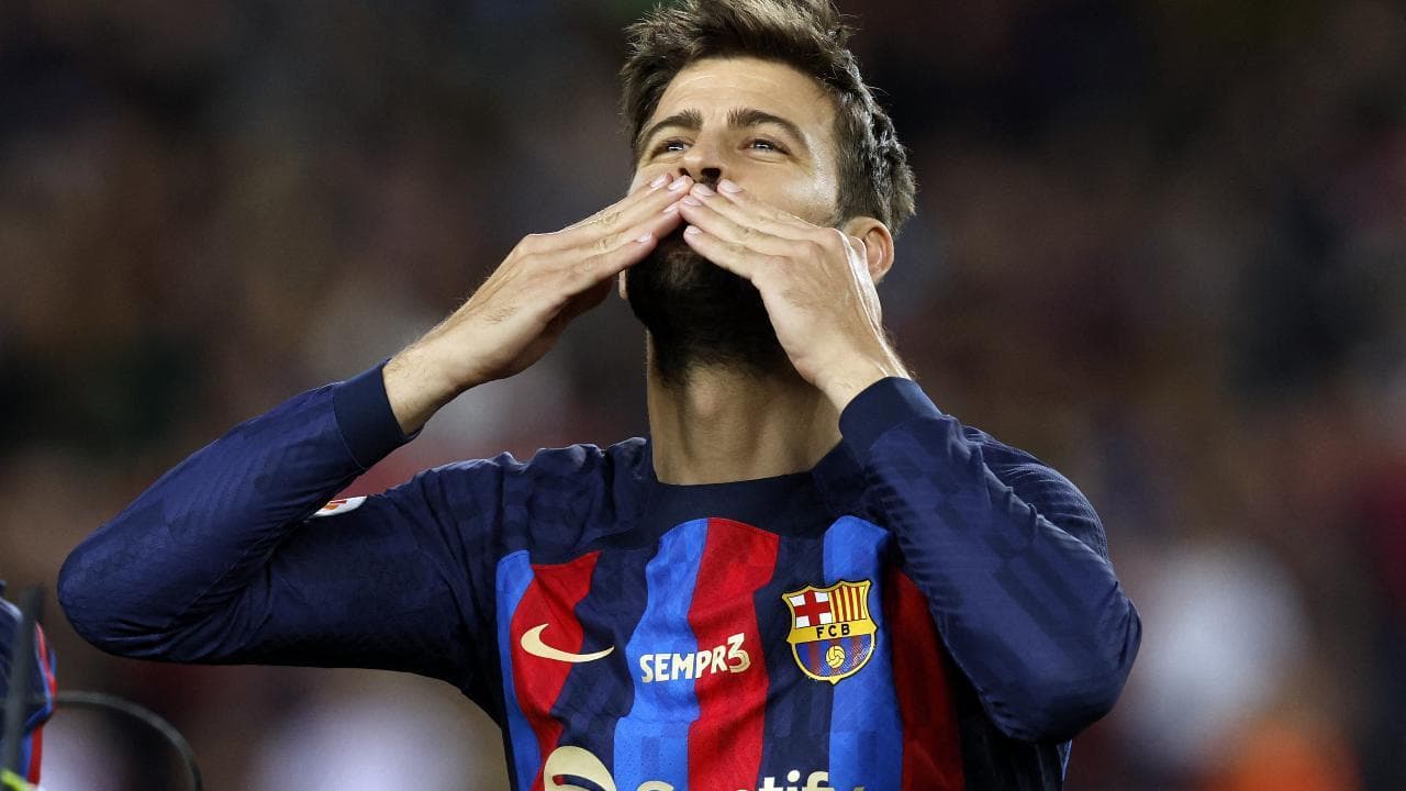 L'addio al calcio di Piqué: il giocatore del Barcellona esce in lacrime dal terreno del Camp Nou