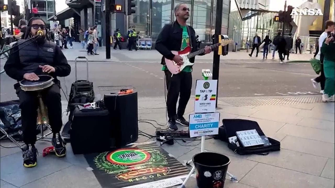 Londra, niente monete? Ora i musicisti di strada chiedono offerte con il pos per carte e bancomat
