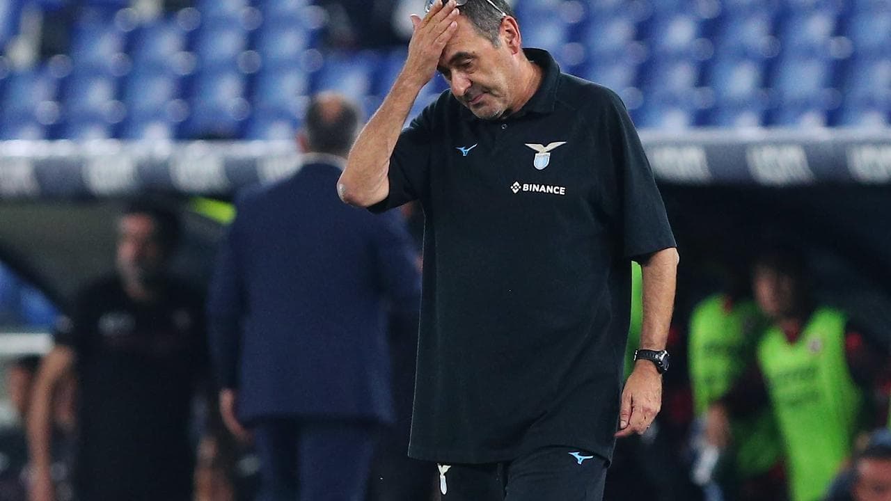 Lazio, Sarri: "Dalla tribuna i tifosi del Feyenoord ci hanno lanciato buste piene di pipì"