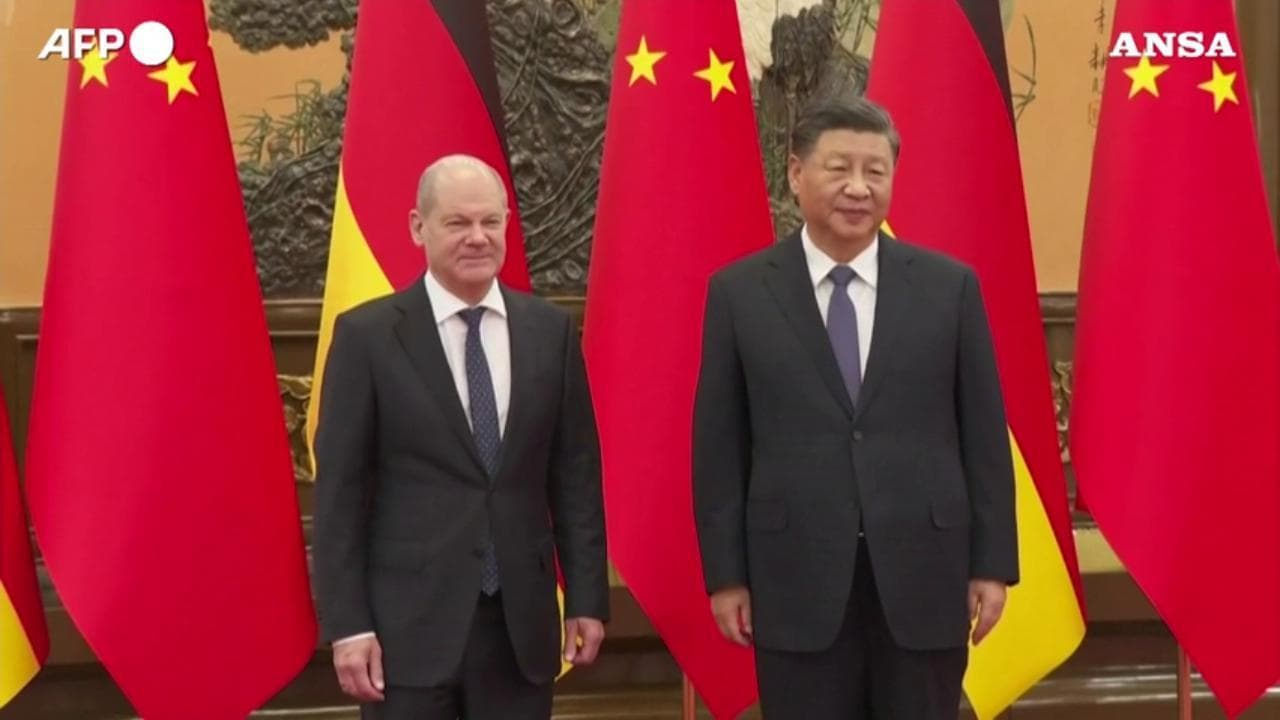Primo incontro a Pechino tra Scholz e Xi Jinping: il colloquio nella Grande Sala del Popolo