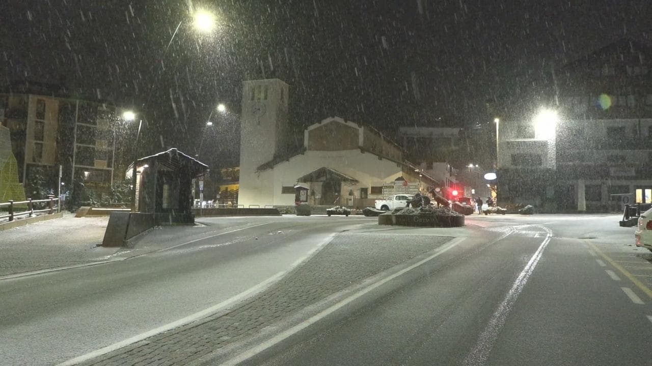 Inverno in arrivo, primi fiocchi di neve sulle Alpi: Cervinia si tinge di bianco