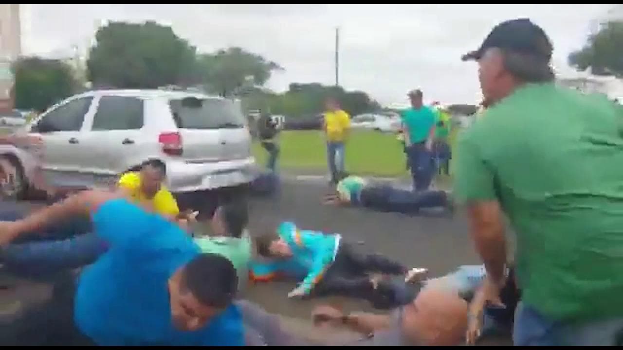 Brasile, auto forza il blocco della manifestazione pro Bolsonaro e investe i dimostranti. 16 feriti