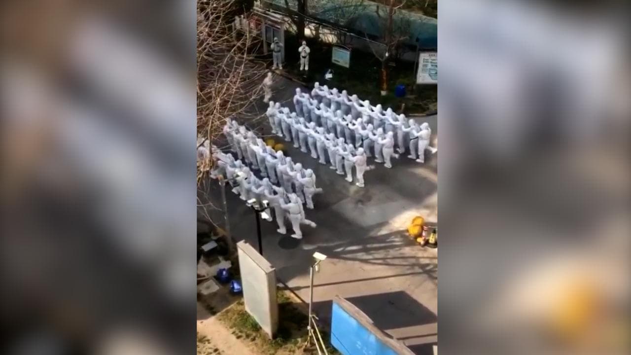 Cina, il singolare e misterioso balletto "a trenino" del personale sanitario anti-Covid