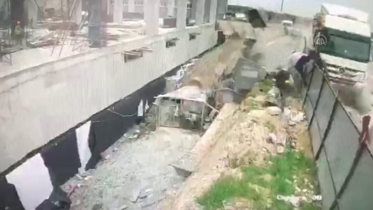 Turchia, il tir sbanda e finisce fuori strada: due operai del cantiere si salvano per un soffio