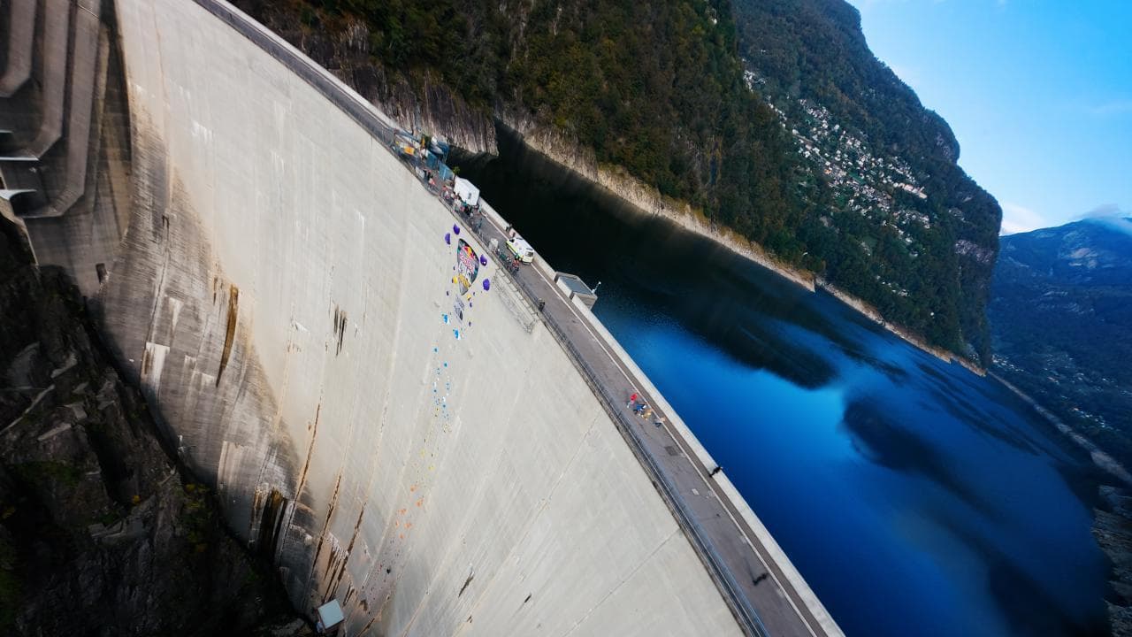 Verzasca, la gara per scalare la diga da 220 metri: raggiungere la vetta sembra impossibile
