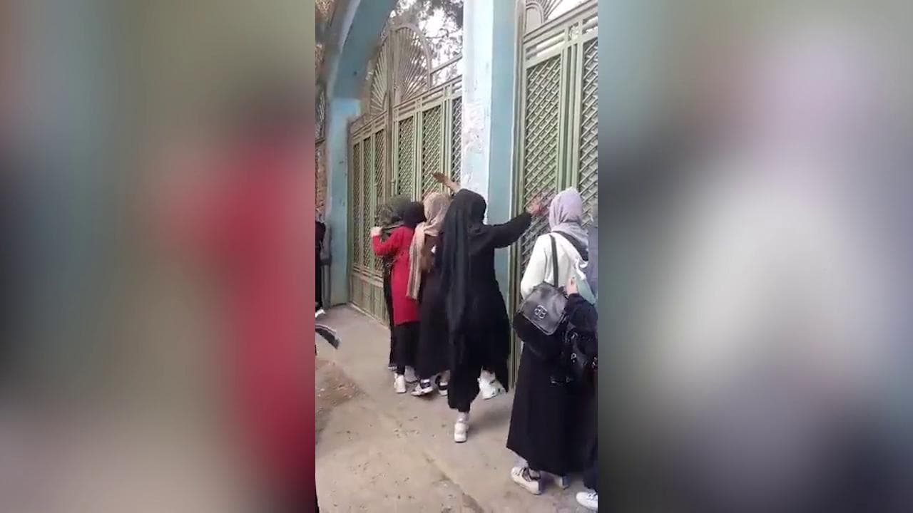 Afghanistan, studentesse cercano di entrare all'università senza il burqa: le ragazze vengono frustate dai talebani