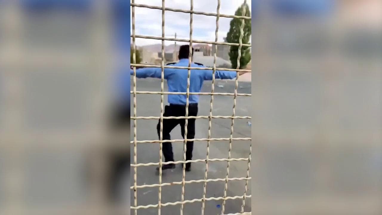 Iran, la polizia spara sugli studenti ma le guardie universitarie fanno da scudo per proteggerli