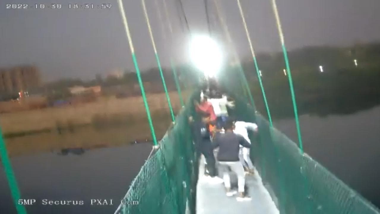 Tragedia in India, il momento del crollo del ponte pedonale: le immagini delle telecamere di sicurezza
