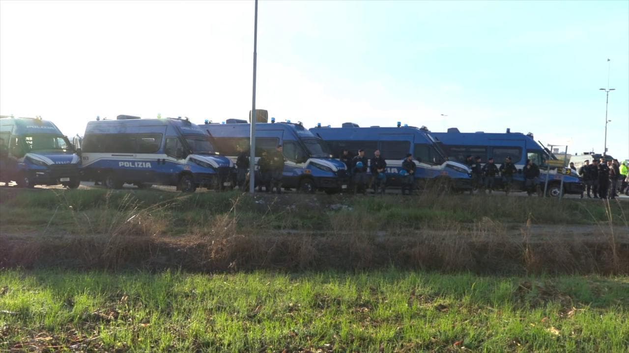 Rave party a Modena, la polizia circonda il capannone