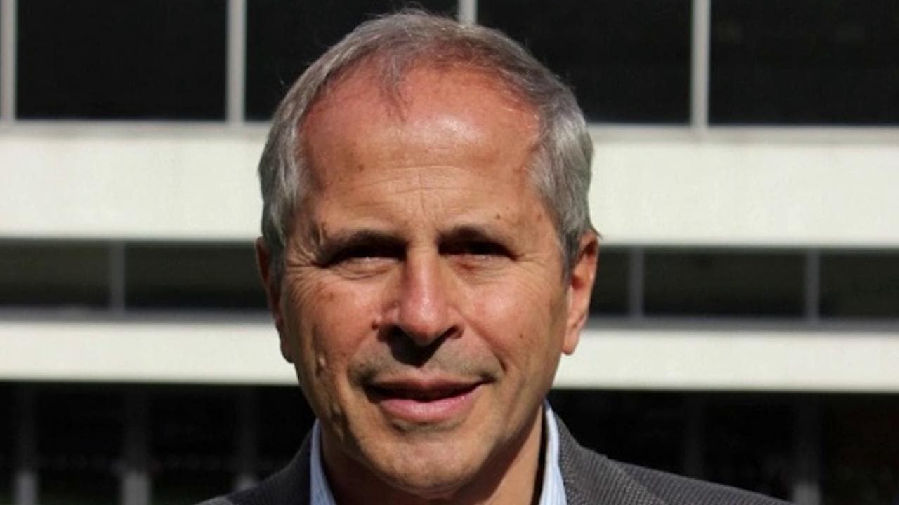 Crisanti: "Il ministro Schillaci? Uno che non capisce nulla di sanità. Ma è un bravo radiologo"
