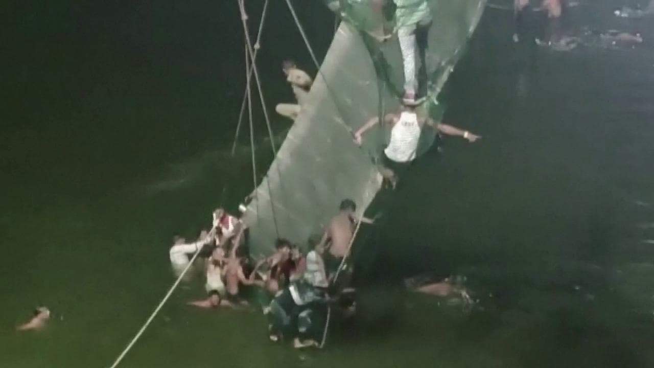 India, alcune decine di persone sono morte per il crollo di un ponte
