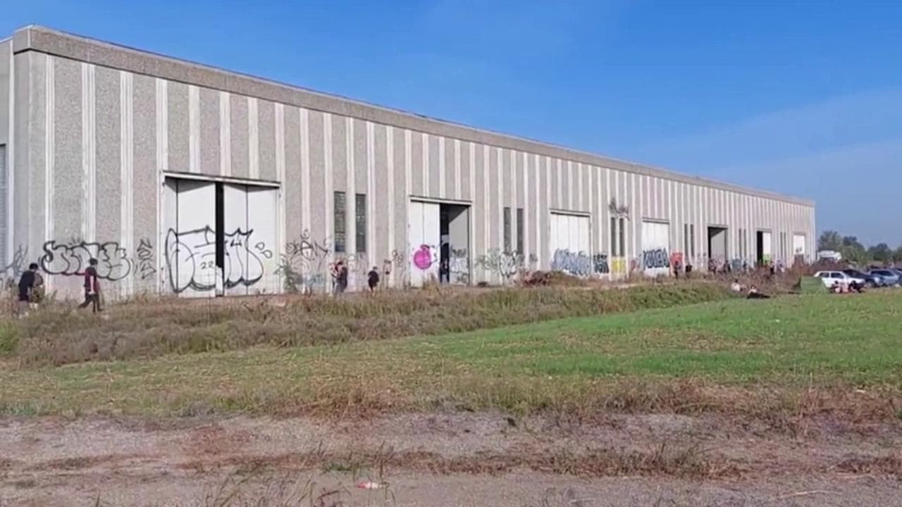 Modena, le forze dell'ordine all'esterno del capannone dove si è svolto il rave party