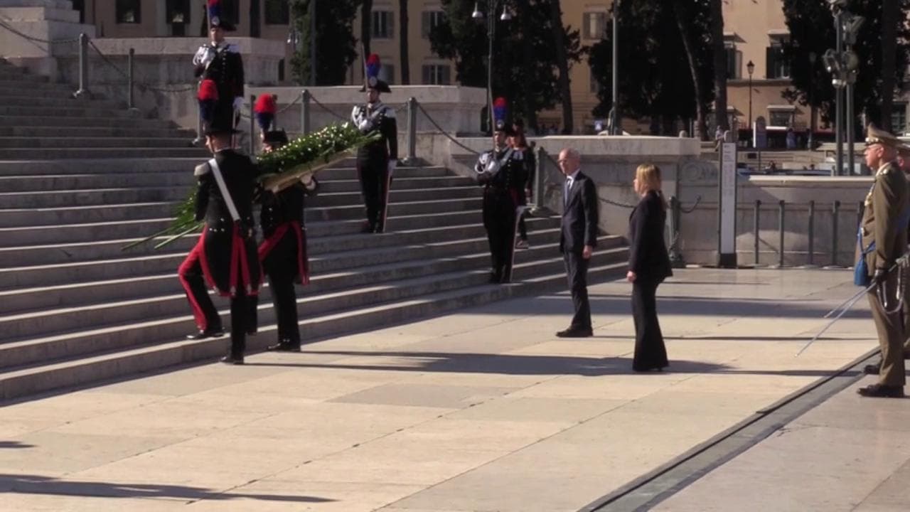 Milite Ignoto, Meloni depone corona d'alloro all'Altare della Patria