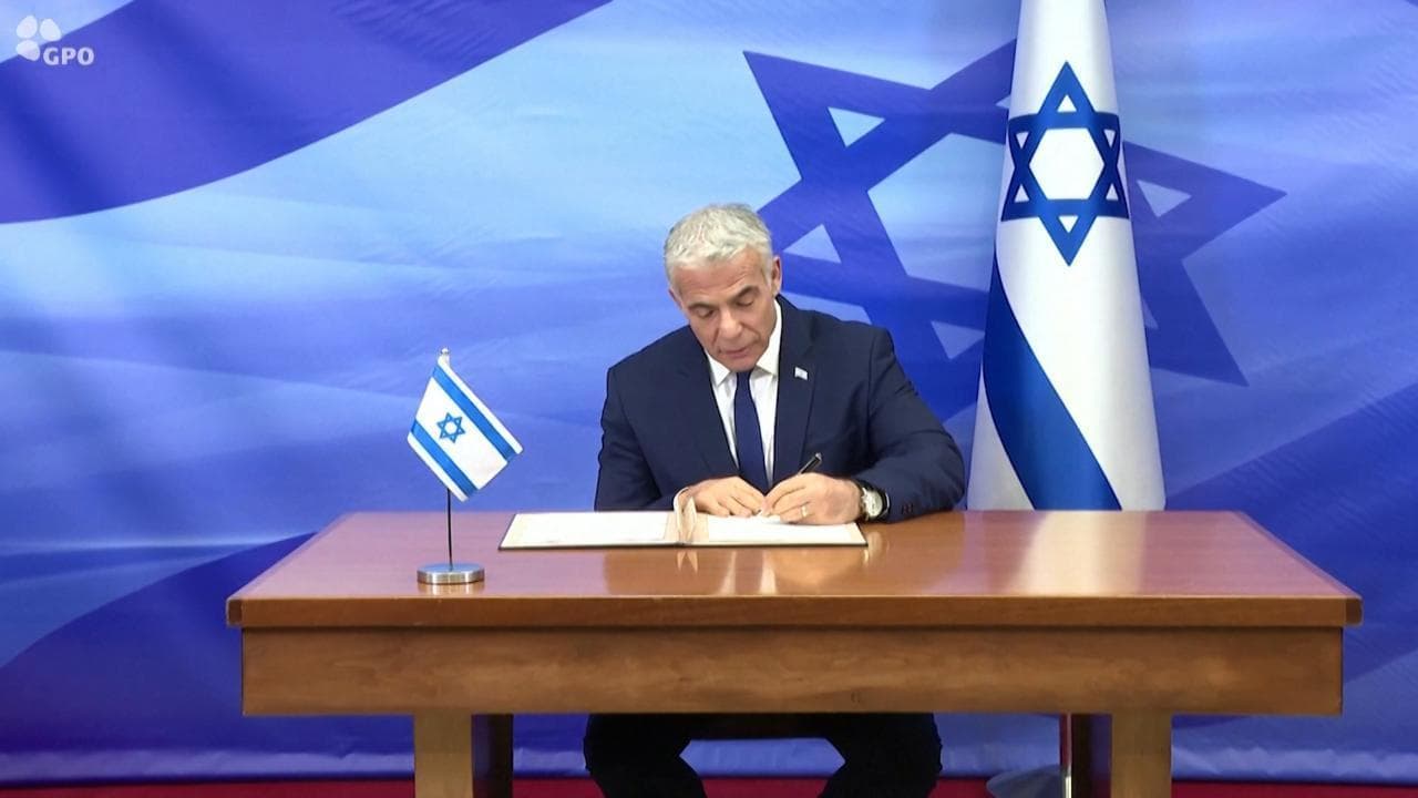 Gas, Israele e Libano firmano accordo sulla spartizione: il momento della firma del premier Lapid