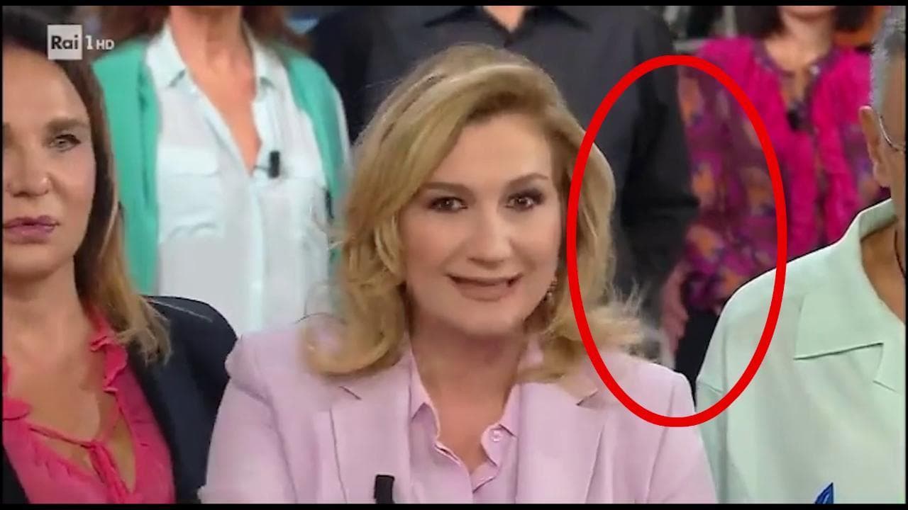 Memo Remigi palpeggia in diretta Jessica Morlacchi: il video