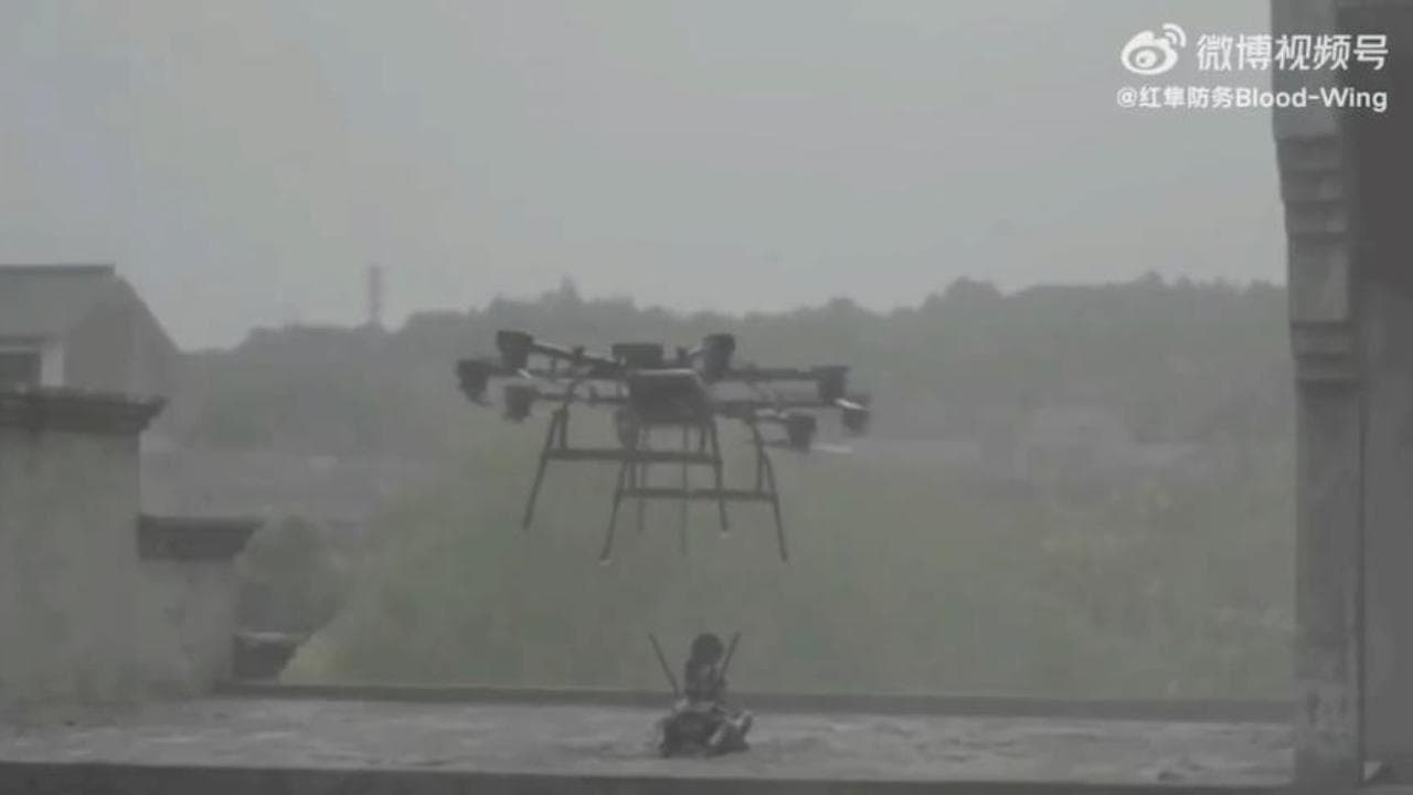 L'evoluzione della guerra: contractor cinese mostra un cane robot con mitragliatrice sganciato da un drone