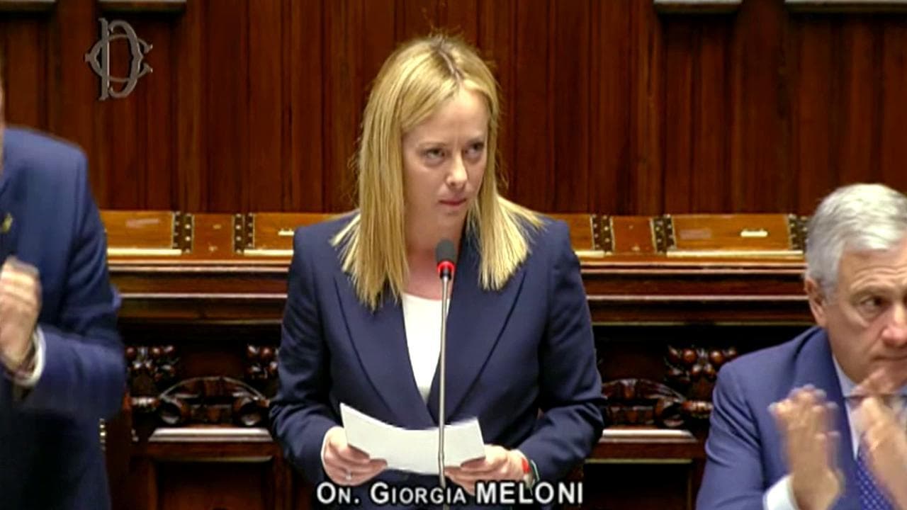 Discorso Fiducia, tutti i fuorionda di Meloni. A Salvini: "Così finiamo alle tre"; poi tra sé: "Sto a morì"