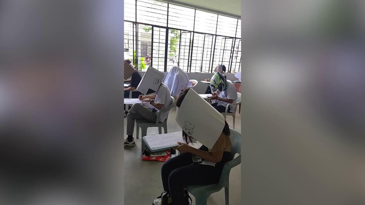 Filippine, obbligati a portare cappelli-anti copiatura, gli studenti obbediscono in modo esilarante