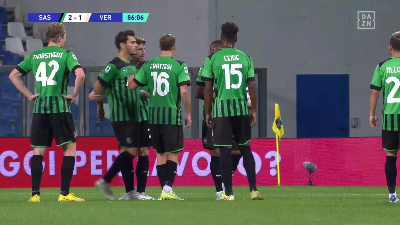 I giocatori del Sassuolo litigano per una punizione da battere. E volano parole grosse