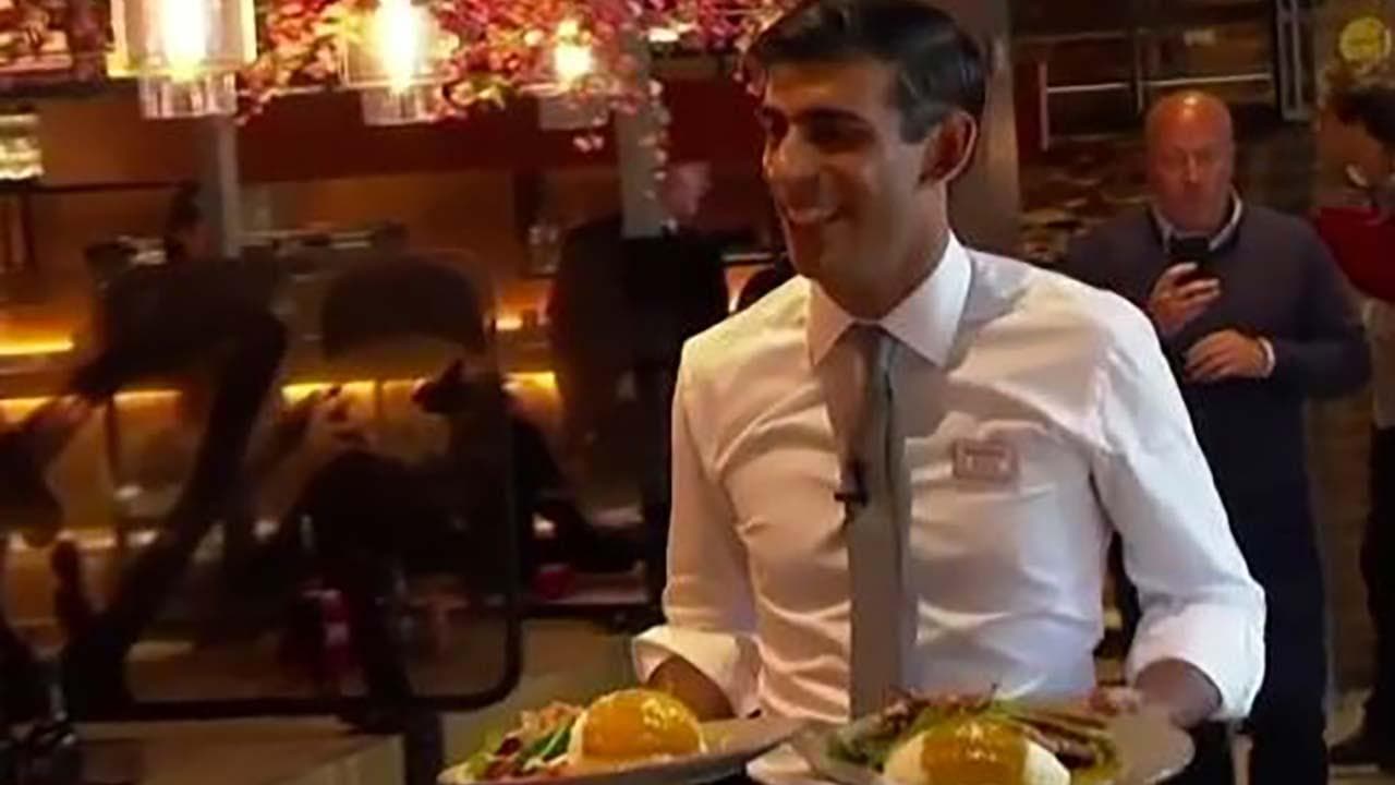 Rishi Sunak, nuovo premier inglese: quando da ministro fece il cameriere per sostenere i ristoratori
