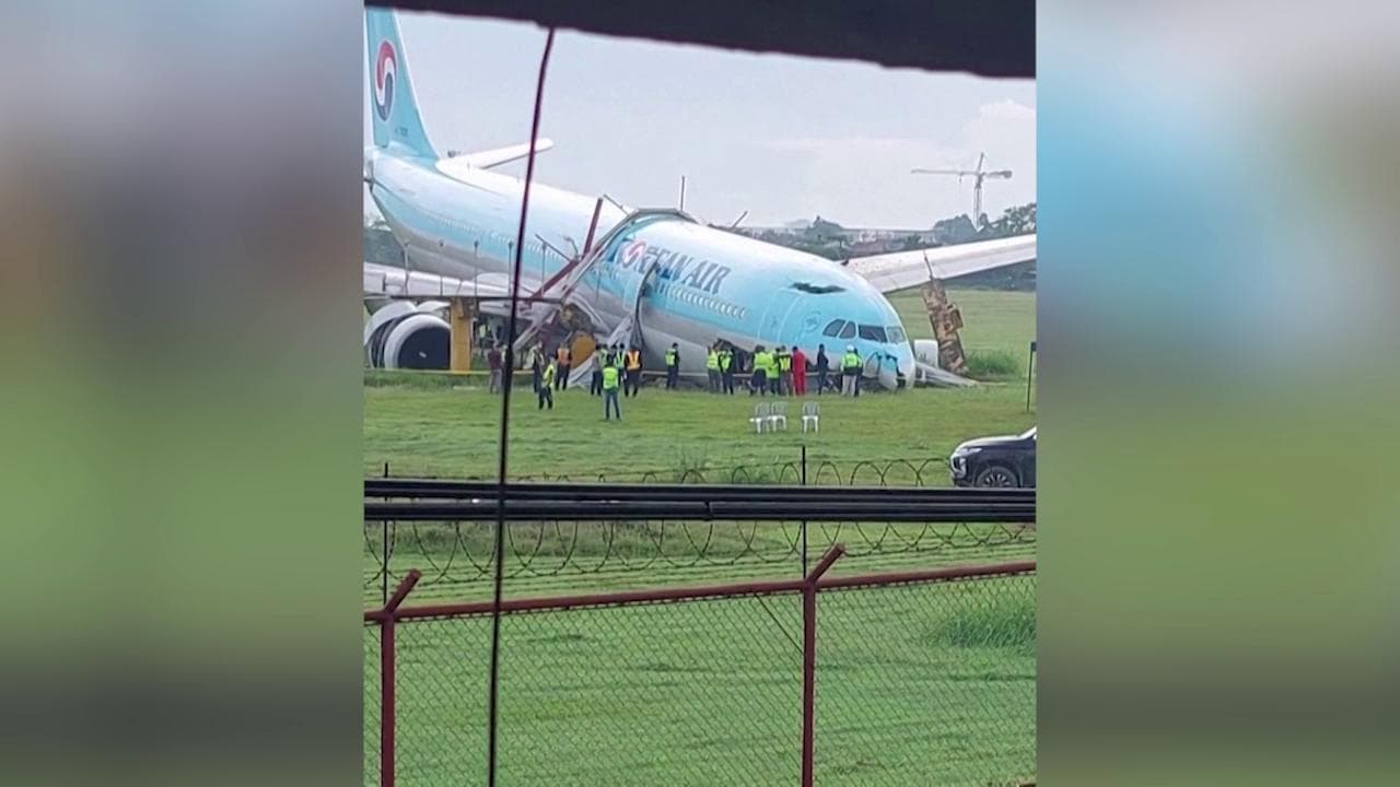 Filippine, aereo della Korean Air manca due volte la pista e poi finisce nei campi