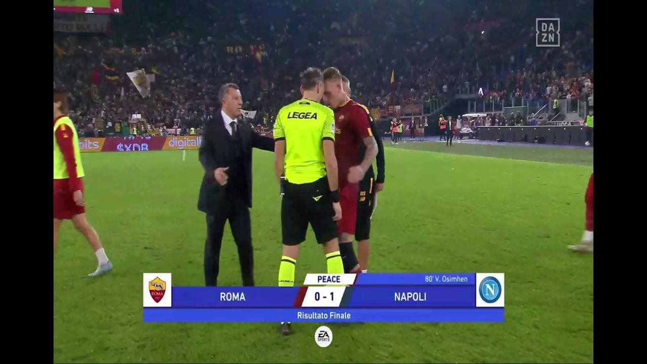 Scontro fisico tra l'arbitro Irrati e il romanista Karsdorp alla fine della partita col Napoli