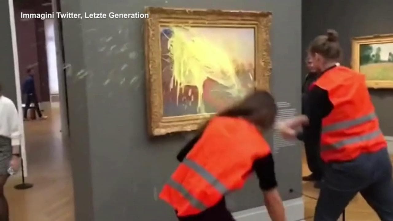 Germania, attivisti di Last Generation lanciano purè di patate su un quadro di Monet
