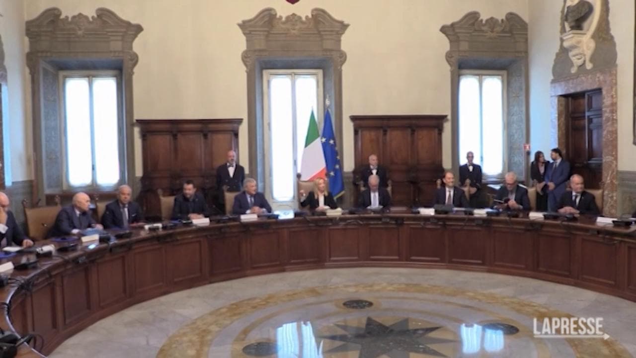 Palazzo Chigi, l'arrivo di tutti i ministri nella sala del consiglio, tra sorrisi foto e battute