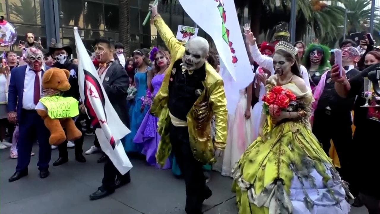 Città del Messico, torna la parata degli 'zombie' in vista della Festa dei Morti