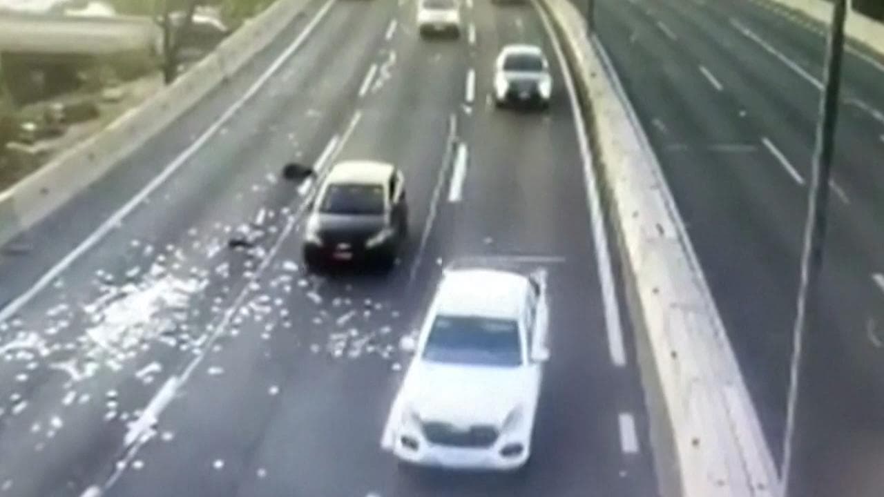 Piovono soldi in autostrada: l'inseguimento della polizia si conclude in modo inaspettato