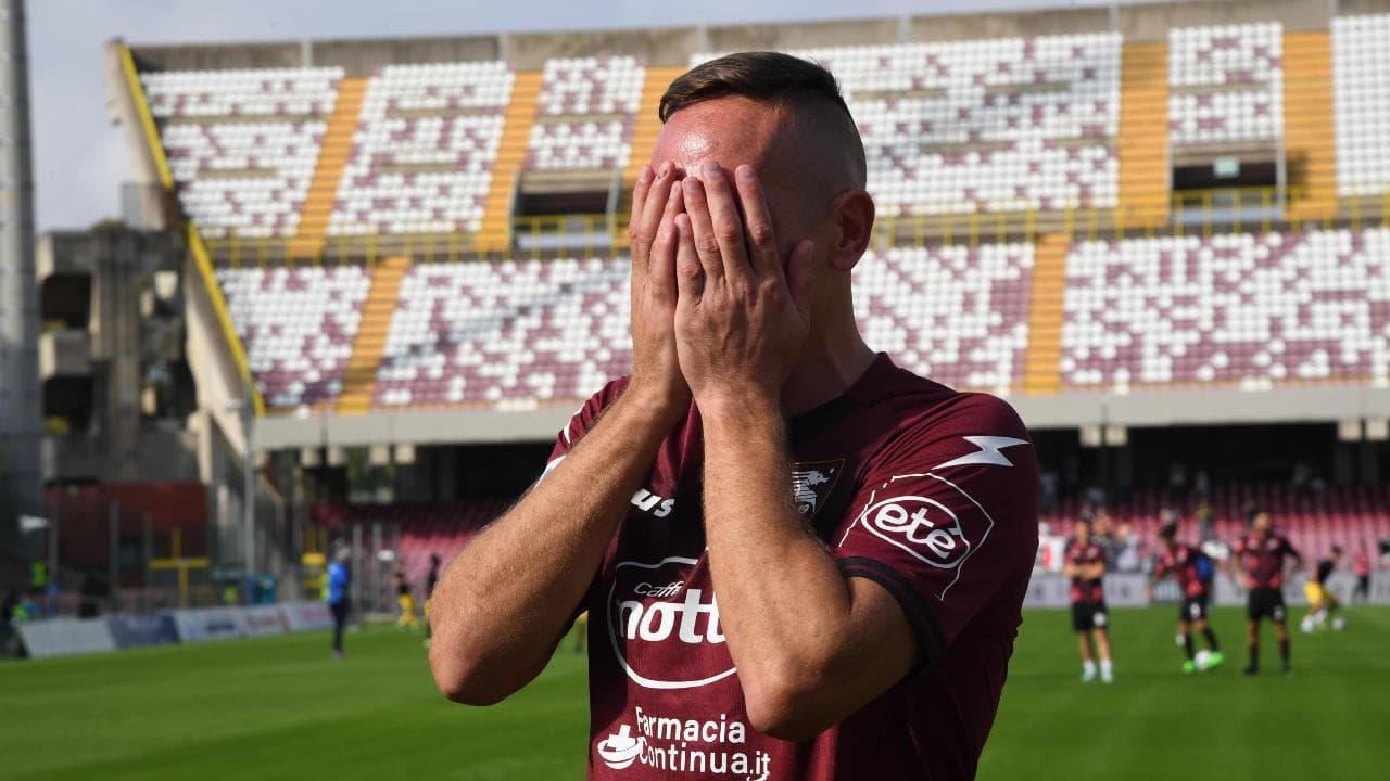 Franck Ribery in lacrime davanti ai tifosi della Salernitana: emozionante addio al calcio