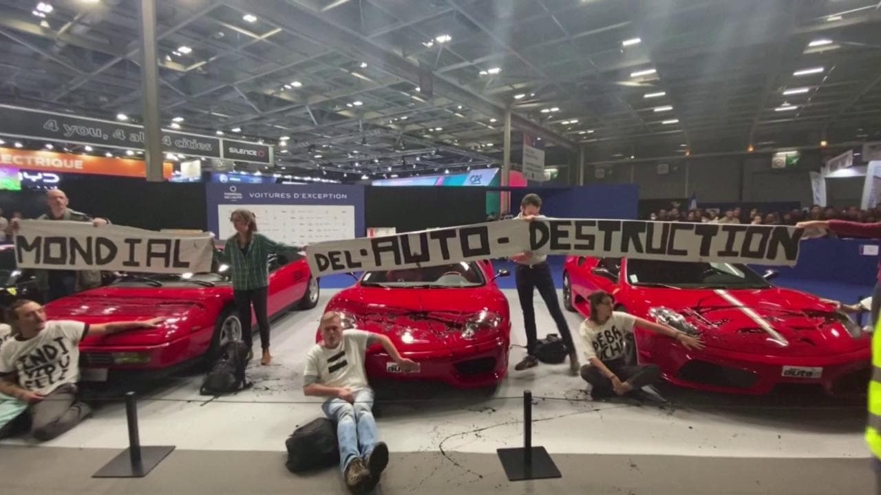 Parigi, dopo la zuppa su Van Gogh gli attivisti si incollano alle auto sportive