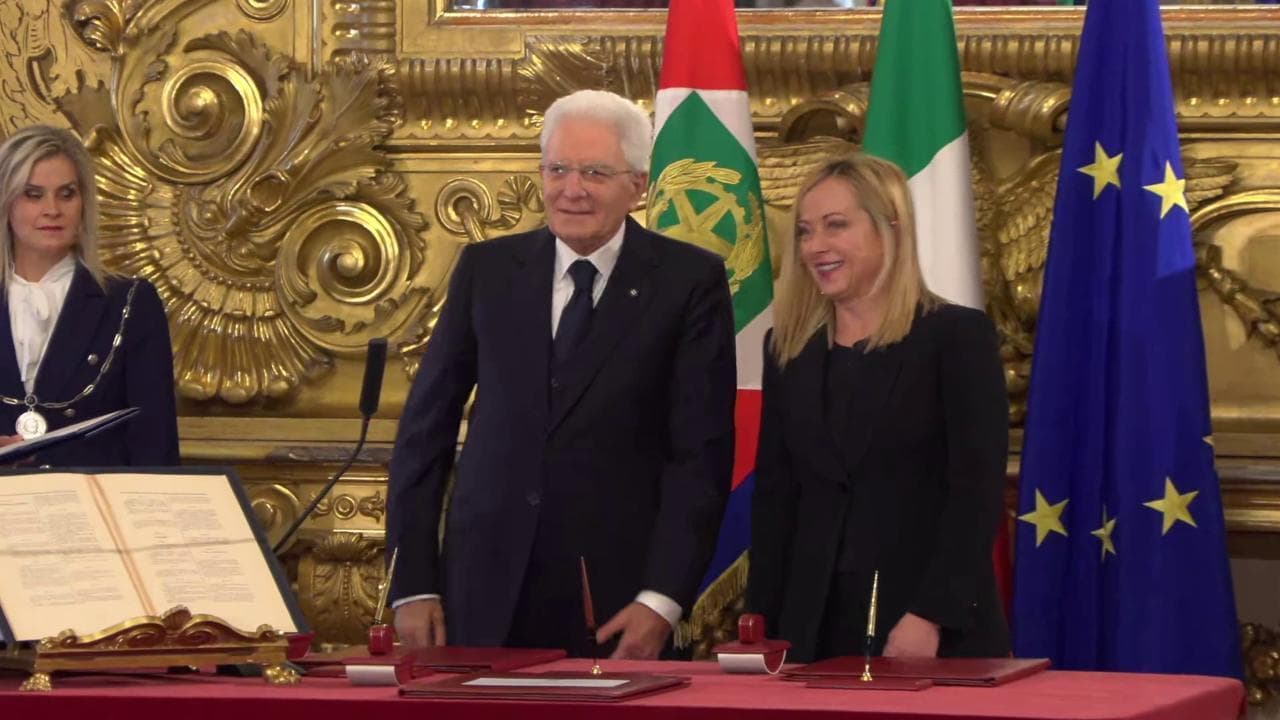 Governo, Giorgia Meloni giura al Quirinale e recita la formula a memoria