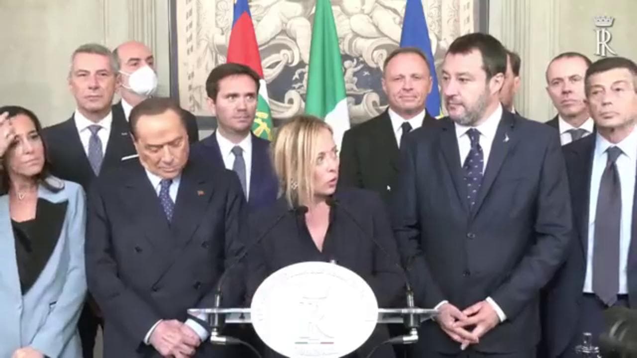 Lo sguardo esitante tra Berlusconi e Salvini quando Meloni dice: "Indicazione unanime sul mio nome"