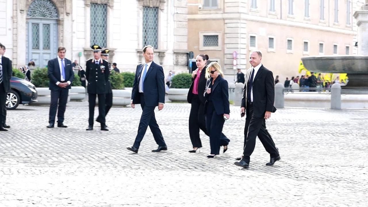 Consultazioni al Quirinale, Giorgia Meloni sale al Colle con una Cinquecento bianca