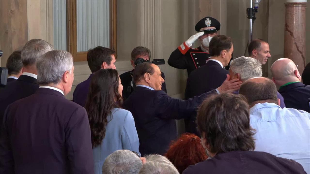 Consultazioni al Quirinale, Berlusconi dà un buffetto a Enrico Lucci dopo le dichiarazioni di Meloni