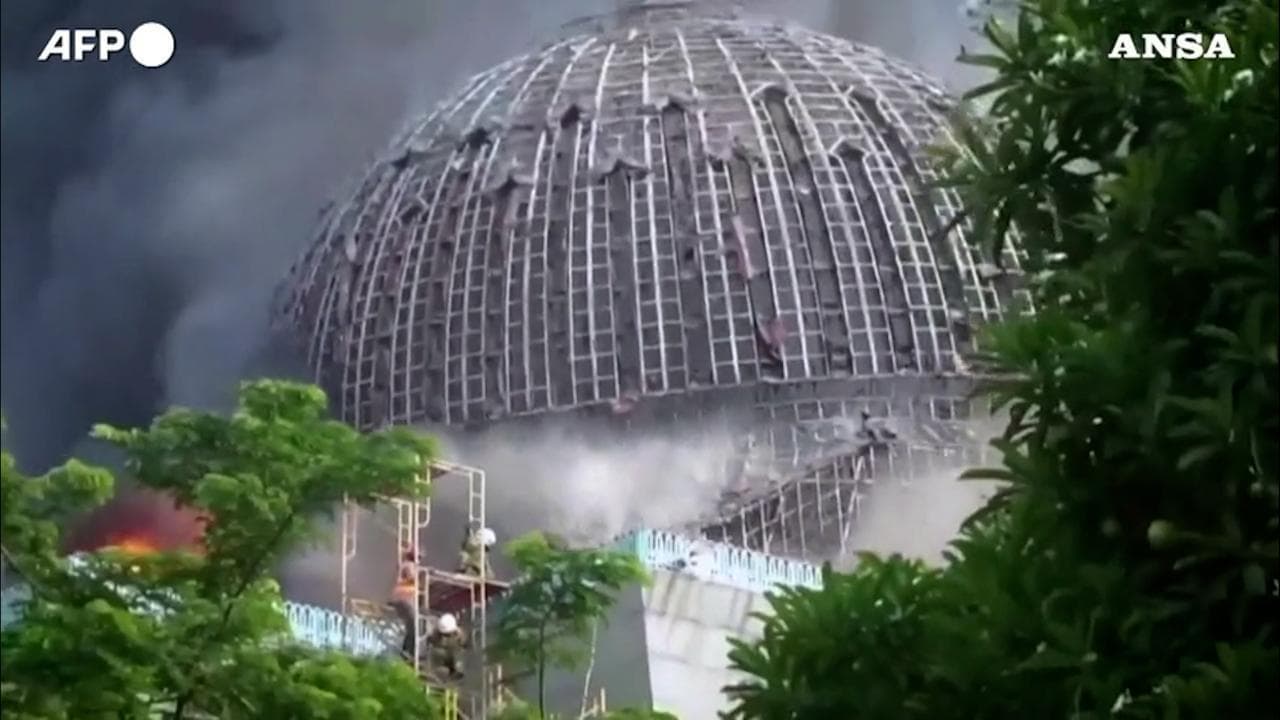 Indonesia, scoppia un incendio nella Grande Moschea di Giacarta: il momento del crollo