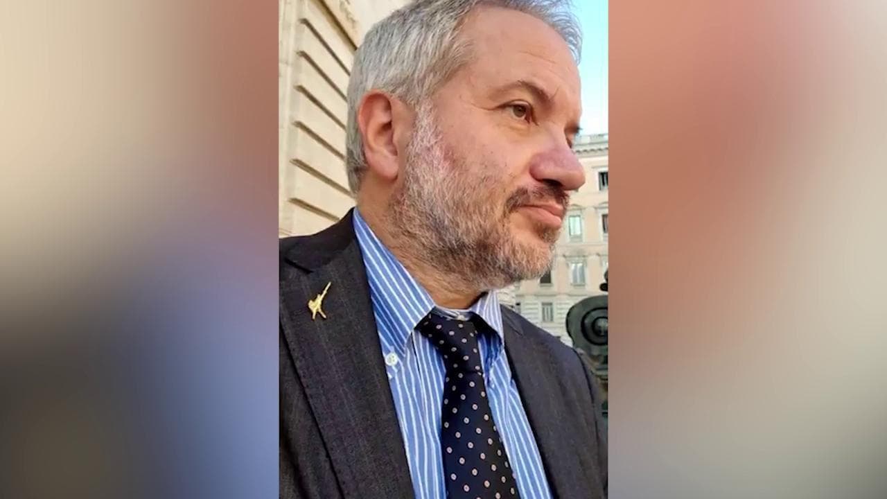 La diretta social di Borghi da Palazzo Madama è interrotta da un carabiniere: "Sono un senatore"