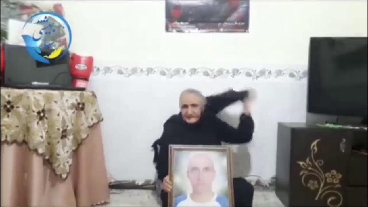 Iran, la madre del blogger morto nel 2012: "Tolgo l'hijab dopo 80 anni: uccidete in nome della religione"