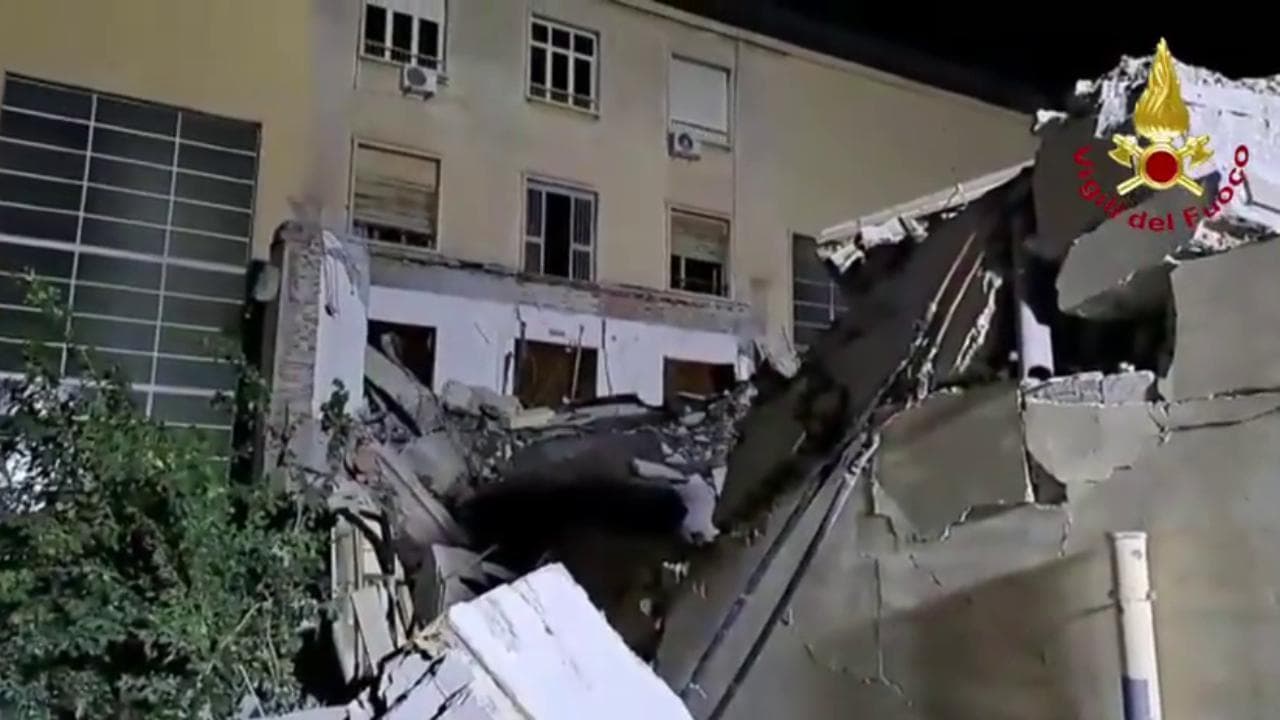 Cagliari, crollata l'aula magna dell'università: le immagini dei soccorsi
