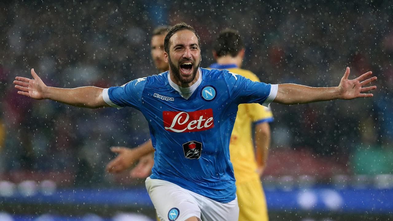 Gonzalo Higuain si ritira, il Napoli lo omaggia con un video ma molti tifosi non gradiscono
