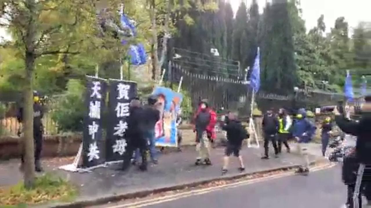 Attivista protesta all'esterno del Consolato cinese di Manchester: trascinato all'interno viene malmenato