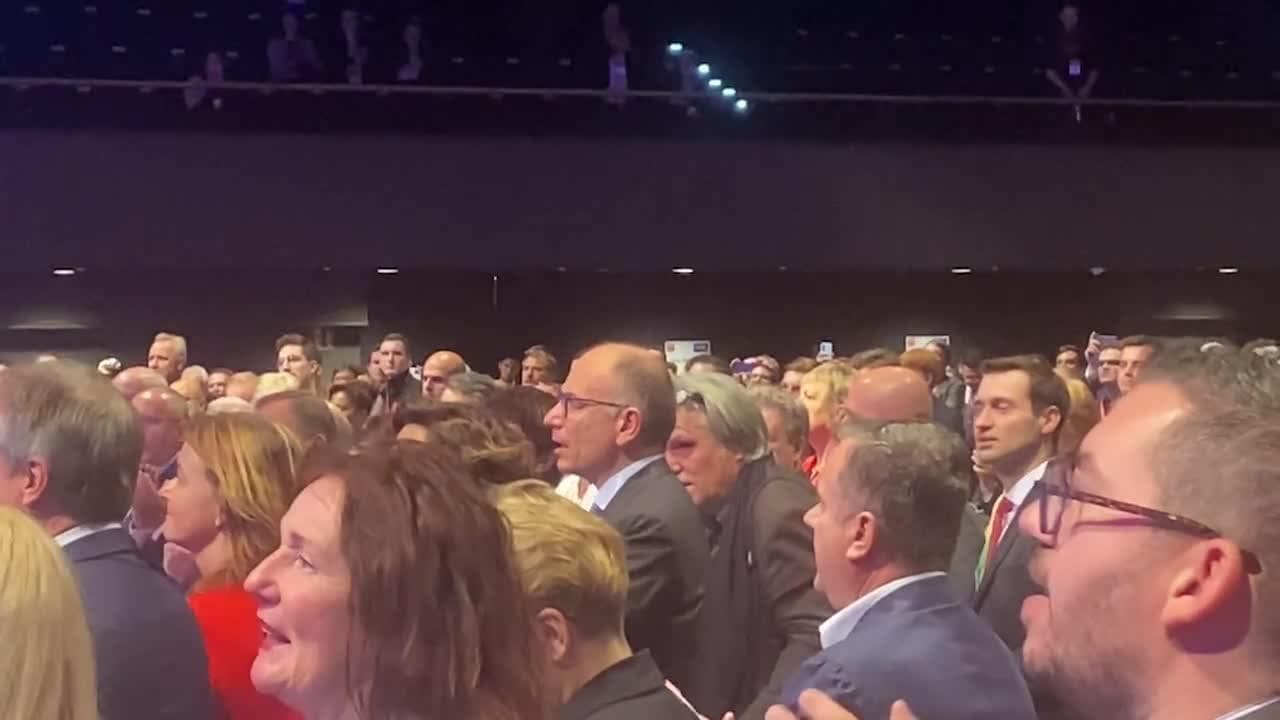 Congresso Pse, Letta e gli altri leader cantano “Bella ciao” per le donne iraniane