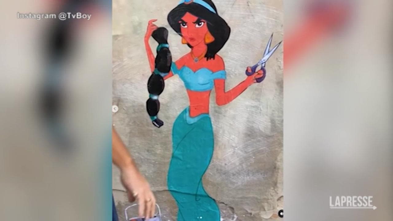 Jasmine di Aladdin si taglia i capelli per Iran: il nuovo murale di TvBoy per Mahsa Amini