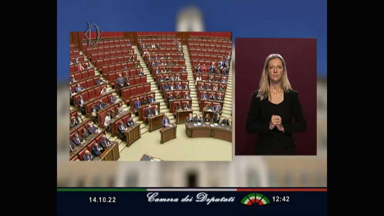 L'applauso della Camera a Lorenzo Fontana, l'opposizione rimane seduta: tanti i banchi vuoti
