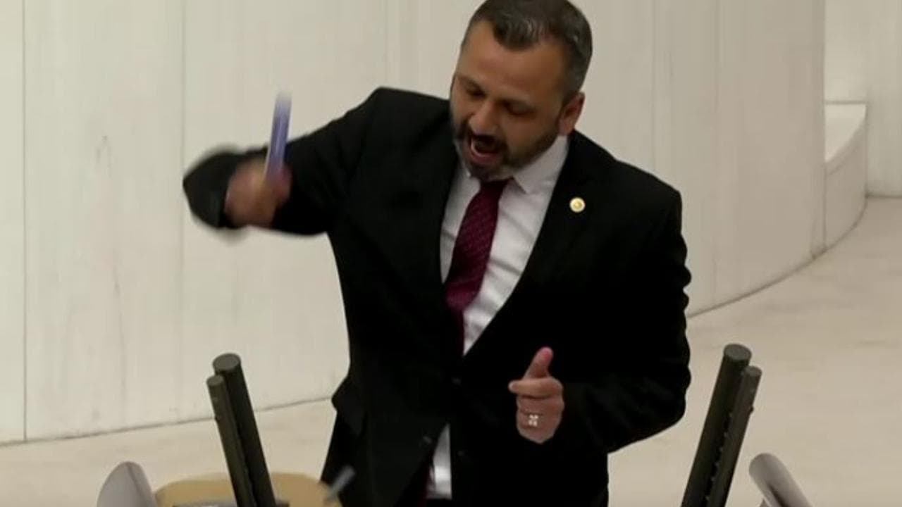 Il deputato turco distrugge a martellate il suo cellulare per protesta contro legge censura social
