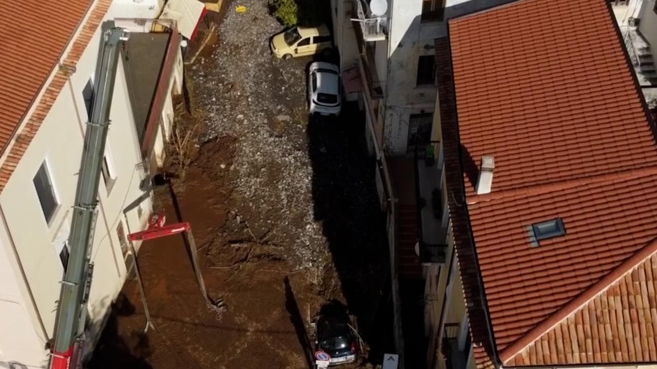 Alluvione a Tortora (Cosenza), auto trascinate via da acqua e fango: le immagini dal drone