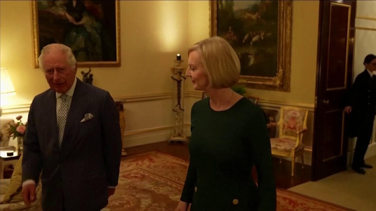La nuova gaffe di re Carlo III, incontra la premier Liz Truss e le chiede: "Sei ancora qui?"