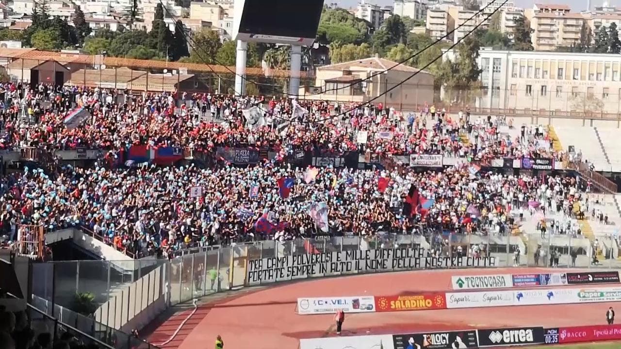 La passione per il Catania non conosce retrocessioni: coi tifosi allo stadio dopo il record di 12mila abbonamenti