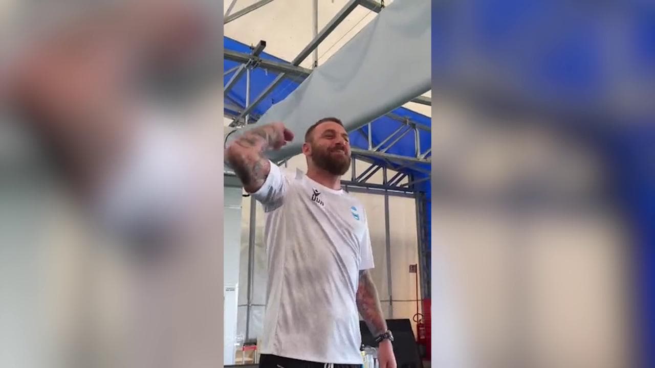 Daniele De Rossi si esibisce in "Tanto pe' cantà" davanti ai giocatori della Spal